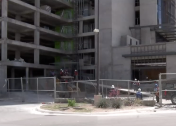 Fuga de gas en construcción de Torre Córum moviliza a cuerpos de emergencia en Ciudad Juárez