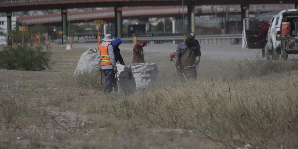 Gobierno de Juárez limpia el bulevar Juan Pablo II previo a Pascua