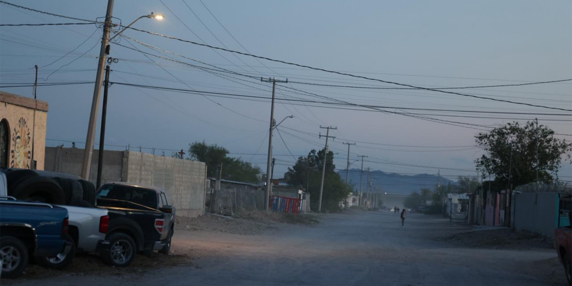 Rehabilitan alumbrado público en Los Kilómetros; benefician a cientos de familias en Juárez