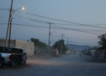 Rehabilitan alumbrado público en Los Kilómetros; benefician a cientos de familias en Juárez