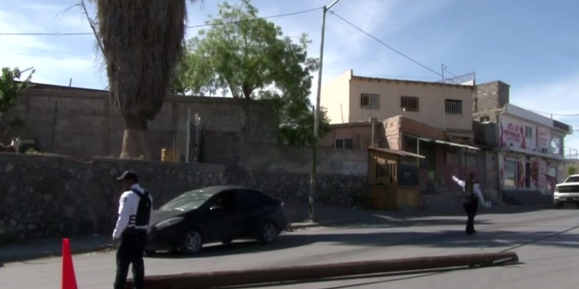 Chofer de transporte provoca daños tras maniobra prohibida y huye en la colonia Galeana