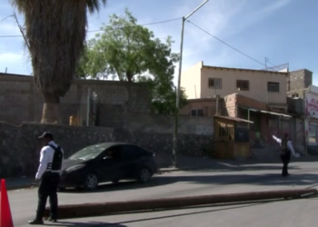 Chofer de transporte provoca daños tras maniobra prohibida y huye en la colonia Galeana