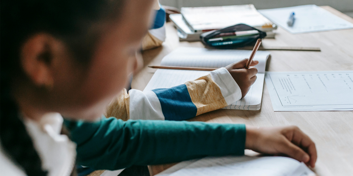 Maestra se vuelve viral por innovador pase de lista con memes en TikTok