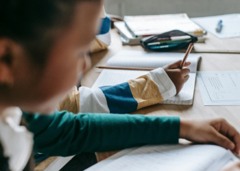 Maestra se vuelve viral por innovador pase de lista con memes en TikTok