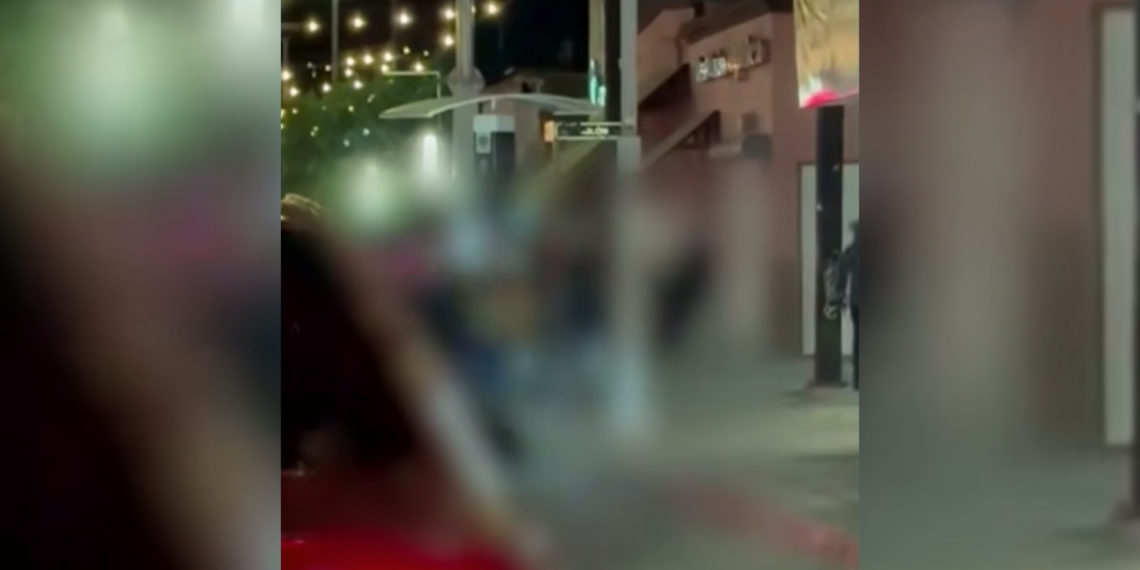 Riña en la avenida Juárez deja a joven inconsciente tras brutal gol.piza