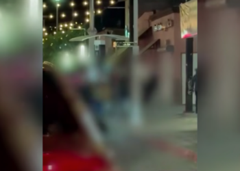 Riña en la avenida Juárez deja a joven inconsciente tras brutal gol.piza