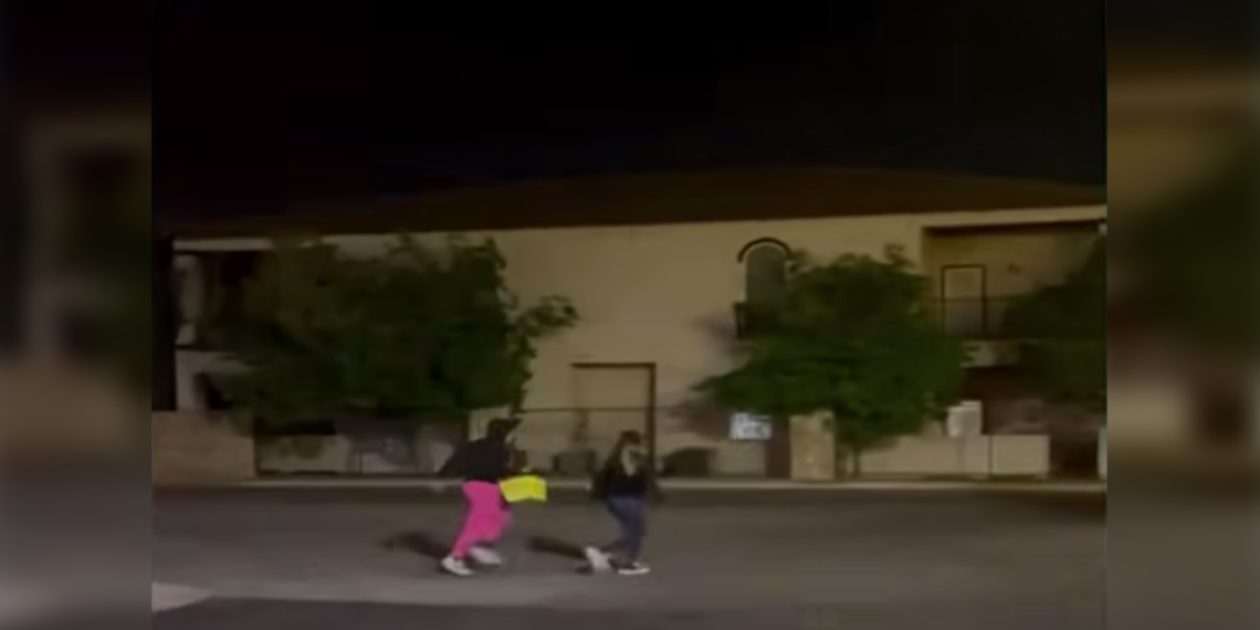 Captan insólito robo en tienda de El Paso; mujeres huyen con todo y canasta