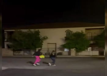 Captan insólito robo en tienda de El Paso; mujeres huyen con todo y canasta