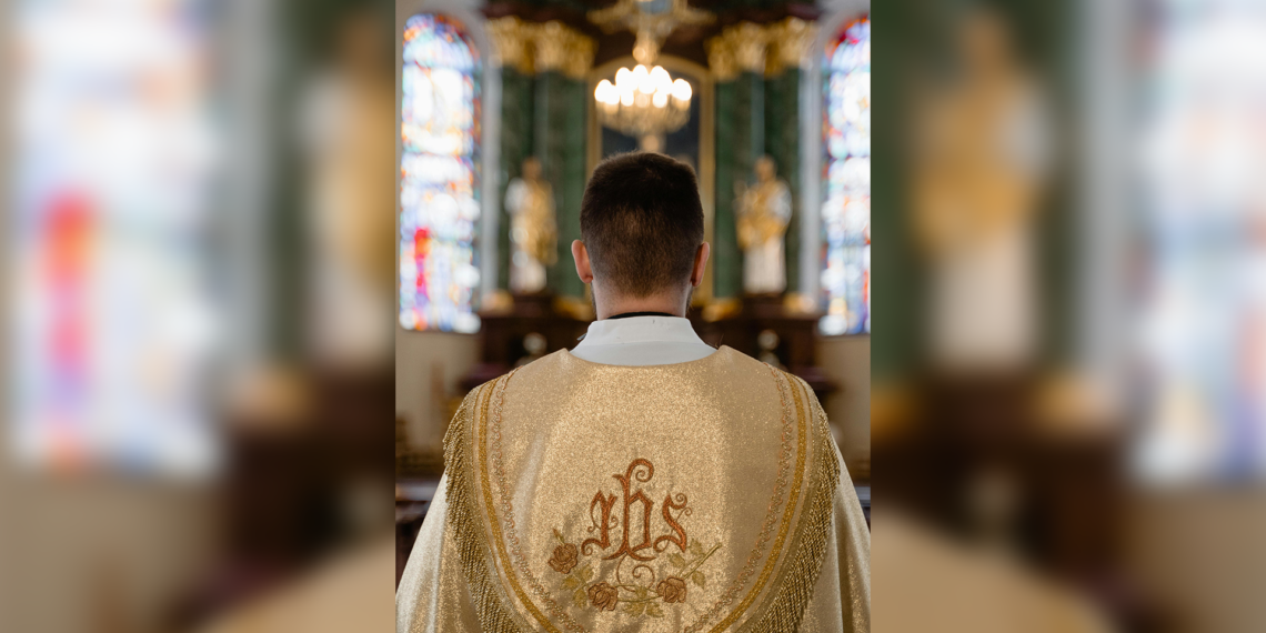 Sacerdote gana auto en rifa de su propia iglesia y se vuelve viral