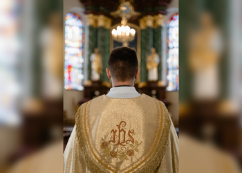 Sacerdote gana auto en rifa de su propia iglesia y se vuelve viral