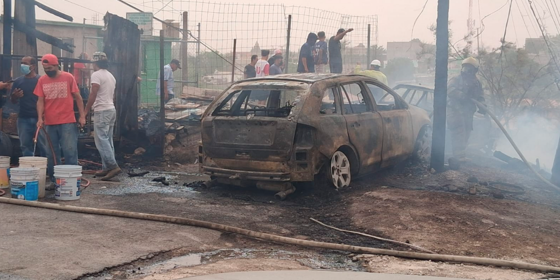 Fuego consume taller de carrocería y dos domicilios en cruce de Pinotepa y Mariscal