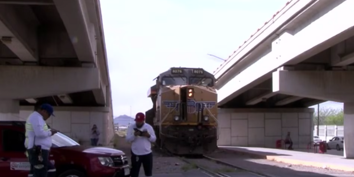 Adulto mayor intenta ganarle al tren y provoca fuerte accidente en el Eje Vial Juan Gabriel