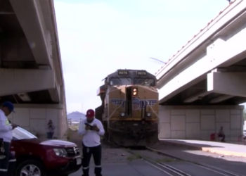 Adulto mayor intenta ganarle al tren y provoca fuerte accidente en el Eje Vial Juan Gabriel