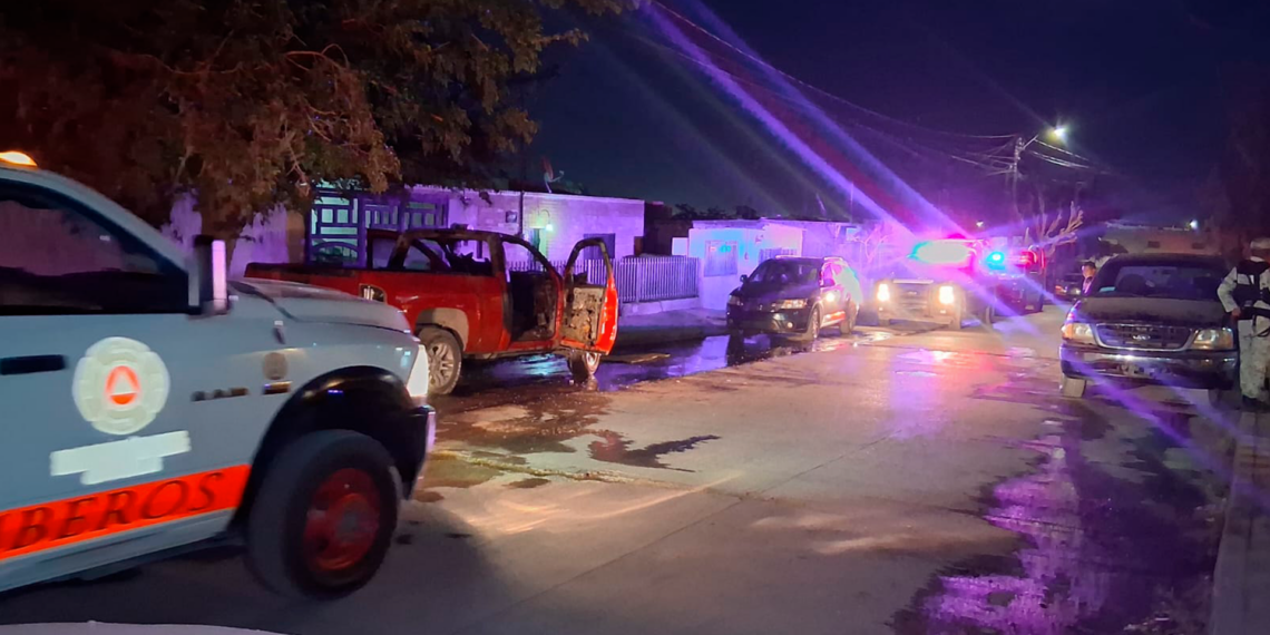 Incendian vehículo frente a domicilio en la colonia Cerro de Colima