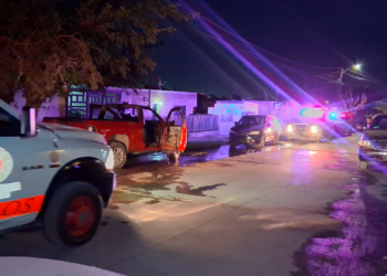 Incendian vehículo frente a domicilio en la colonia Cerro de Colima