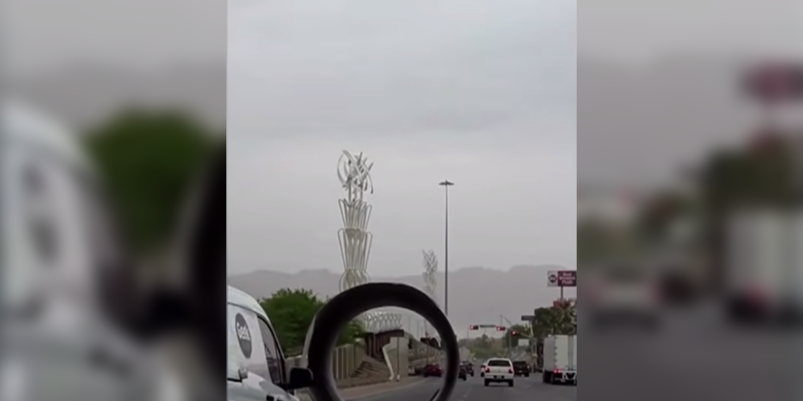 Impresionante: enorme tubo de drenaje rueda sin control en calles de El Paso