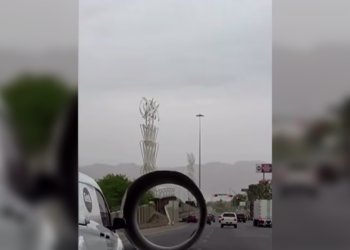 Impresionante: enorme tubo de drenaje rueda sin control en calles de El Paso