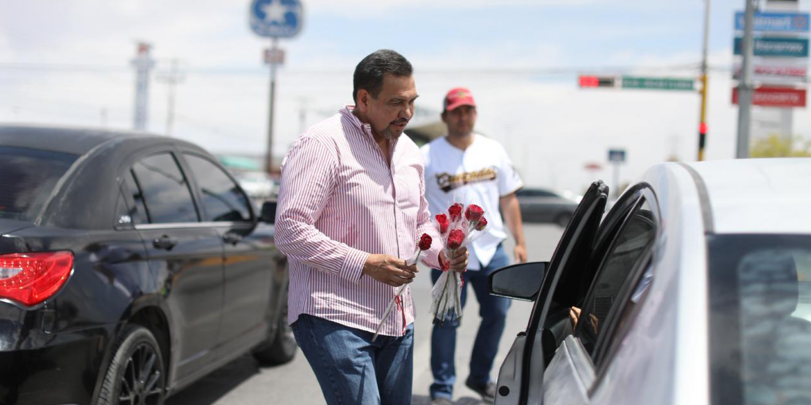 Cruz Pérez Cuéllar entrega 20 mil rosas a madres juarenses en distintos cruceros de la ciudad