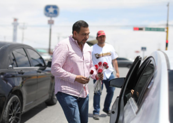 Cruz Pérez Cuéllar entrega 20 mil rosas a madres juarenses en distintos cruceros de la ciudad