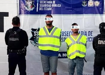 Detienen a dos presuntos robacarros tras persecución y choque en Ciudad Juárez