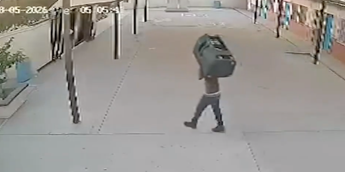 Roban megabocina de primaria en la colonia Roma; cámaras captan al responsable
