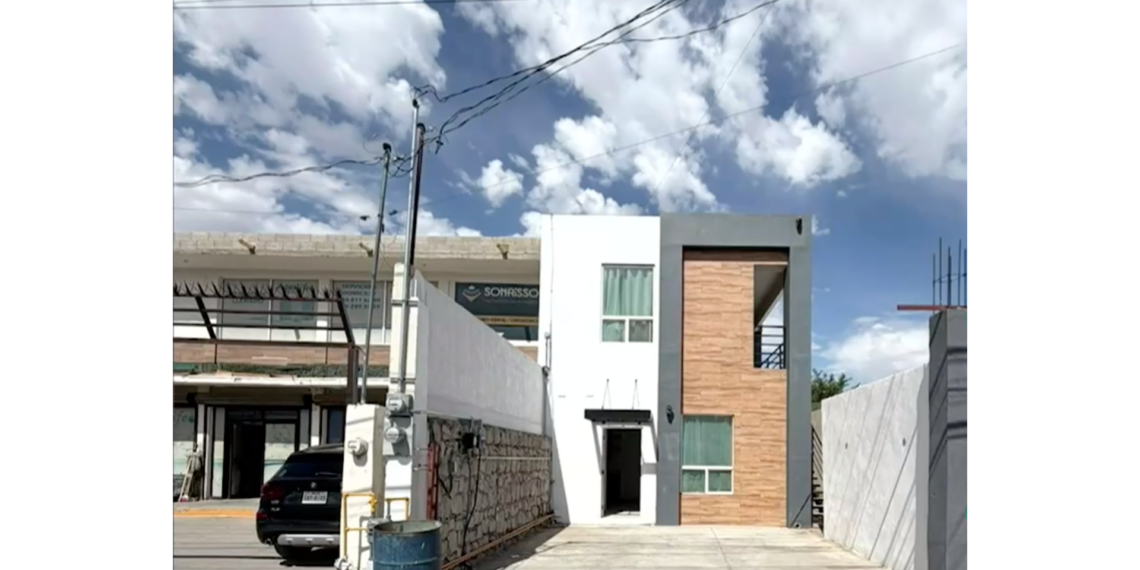 Aseguran ar.mas y documentos tras cateo por investigación de homi.cidio en bar de Juárez