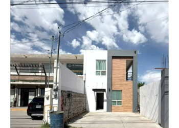 Aseguran ar.mas y documentos tras cateo por investigación de homi.cidio en bar de Juárez