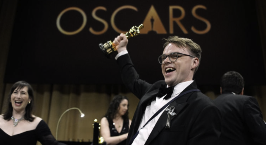 Confiscan Oscar a director por seguridad y desaparece durante vuelo internacional