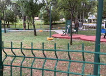 Niña de 12 años resulta gravemente herida tras clavarse una varilla en parque de Monterrey