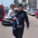 Rescatan a niño encerrado en auto mientras su abuela hacía fila para boletos de “El Buki”