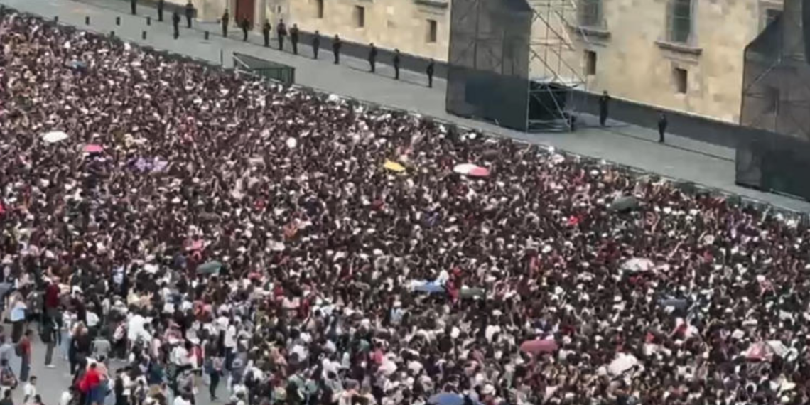 Fans de BTS abarrotan Palacio Nacional para intentar ver al grupo surcoreano