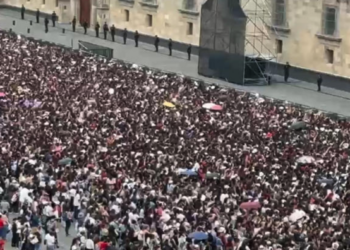 Fans de BTS abarrotan Palacio Nacional para intentar ver al grupo surcoreano
