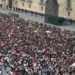 Fans de BTS abarrotan Palacio Nacional para intentar ver al grupo surcoreano