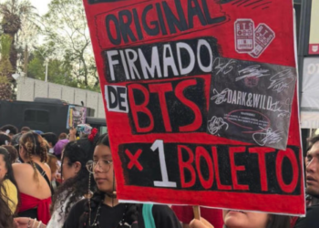 Fan de BTS intercambia álbum autografiado de más de 70 mil pesos por un boleto para concierto en CDMX