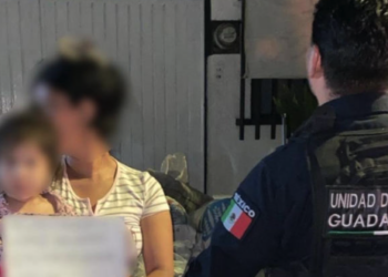 Policías rescatan a bebé de un año que gateaba sola por calles de Guadalajara