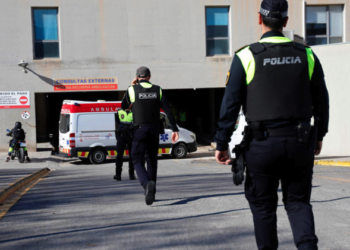 Mujer que coincidió con pasajera fallecida por hantavirus es hospitalizada en España bajo fuerte operativo