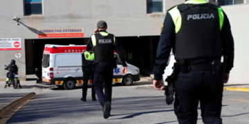 Mujer que coincidió con pasajera fallecida por hantavirus es hospitalizada en España bajo fuerte operativo