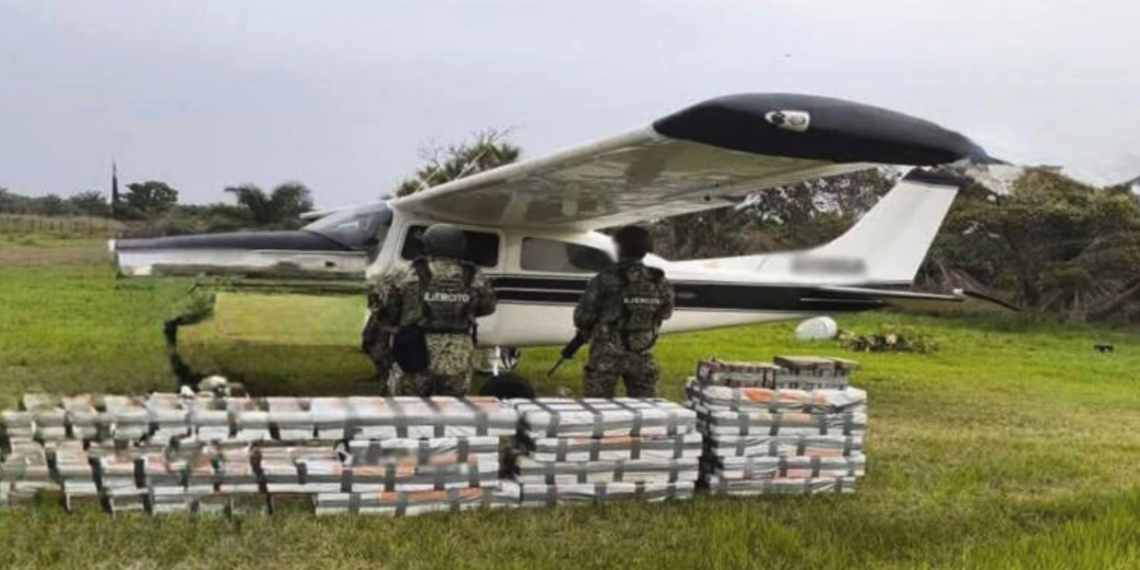 ¡Golpe millonario al narco! Aseguran avioneta con más de media tonelada de cocaína en Tabasco