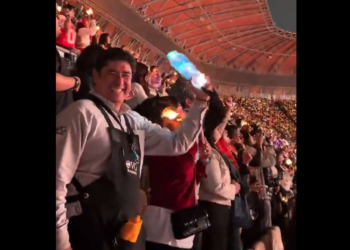 Vendedor improvisa una “ARMY Bomb” con botella de agua y se vuelve viral en concierto de BTS