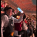 Vendedor improvisa una “ARMY Bomb” con botella de agua y se vuelve viral en concierto de BTS