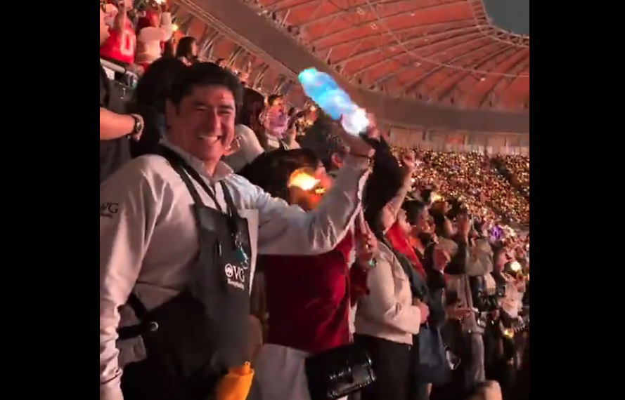 Vendedor improvisa una “ARMY Bomb” con botella de agua y se vuelve viral en concierto de BTS