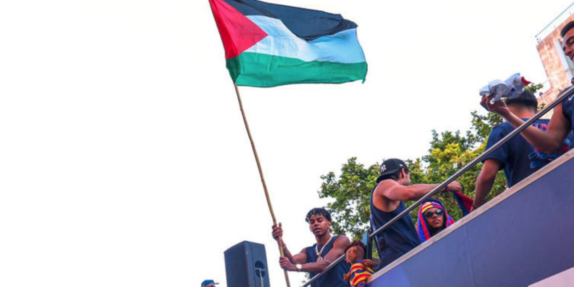 Ministro israelí critica a Lamine Yamal por ondear bandera palestina durante festejos del Barcelona