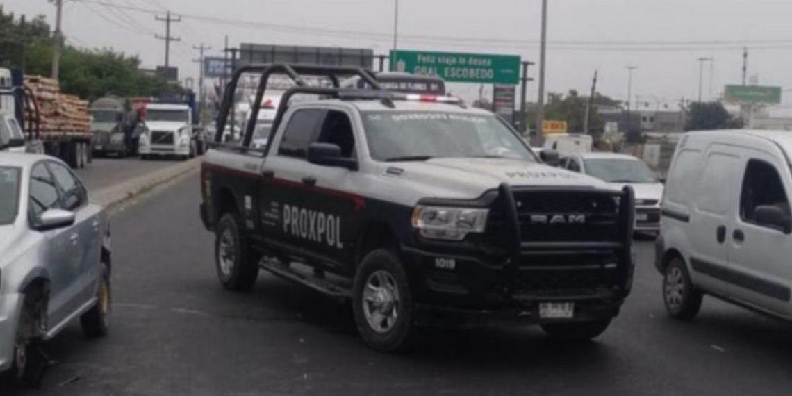 Muere hombre tras bajar de su vehículo para cambiar una llanta en carretera de Nuevo León
