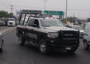Muere hombre tras bajar de su vehículo para cambiar una llanta en carretera de Nuevo León