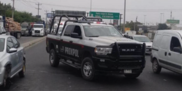 Muere hombre tras bajar de su vehículo para cambiar una llanta en carretera de Nuevo León