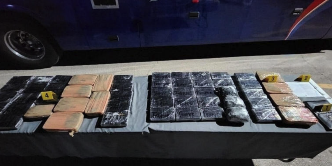 Aseguran autobús con más de 20 mil pastillas de fentanilo en carretera de Chihuahua; unidad provenía de Culiacán
