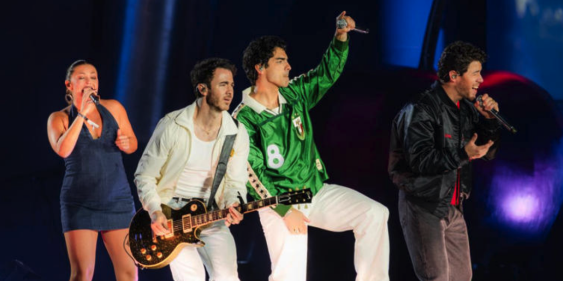 Jonas Brothers conquistan el Tecate Emblema con un show lleno de guiños a México