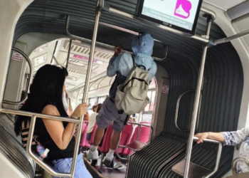 Usuario se vuelve viral por hacer dominadas dentro del Metrobús; podría enfrentar sanción