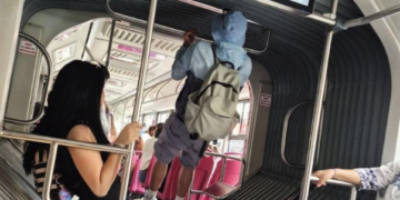 Usuario se vuelve viral por hacer dominadas dentro del Metrobús; podría enfrentar sanción