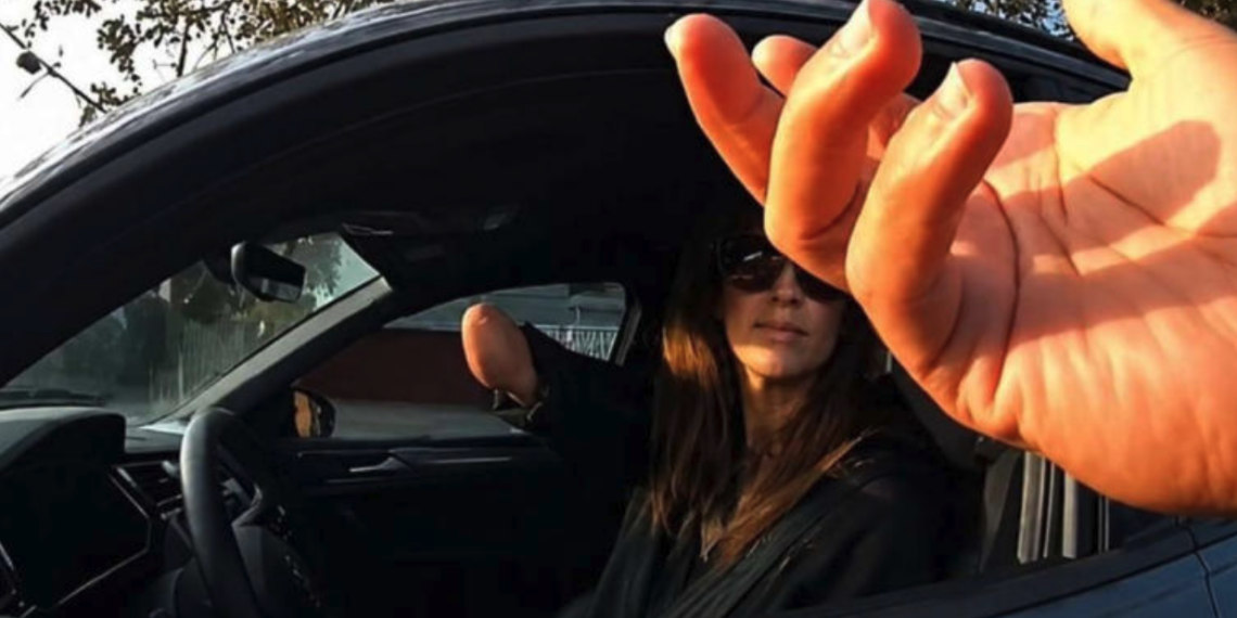 Mujer sin mano derecha recibe multa por usar el celular mientras conducía en Florida